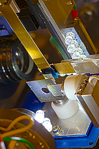 Close-up: sample region of the GINIX instrument, showing optical microscopes, several apertures, and sample.